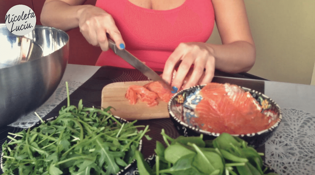 VIDEO: Salata cu somon: gustos si rapid!